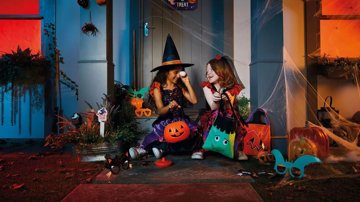 COSTUME WORLD Sales -COSTUME WORLD Sales c 32